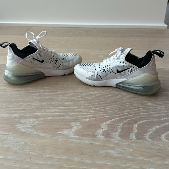 Barely worn - like new. Nike Air Max 270 Womens  7.5. - Picture 6 of 6